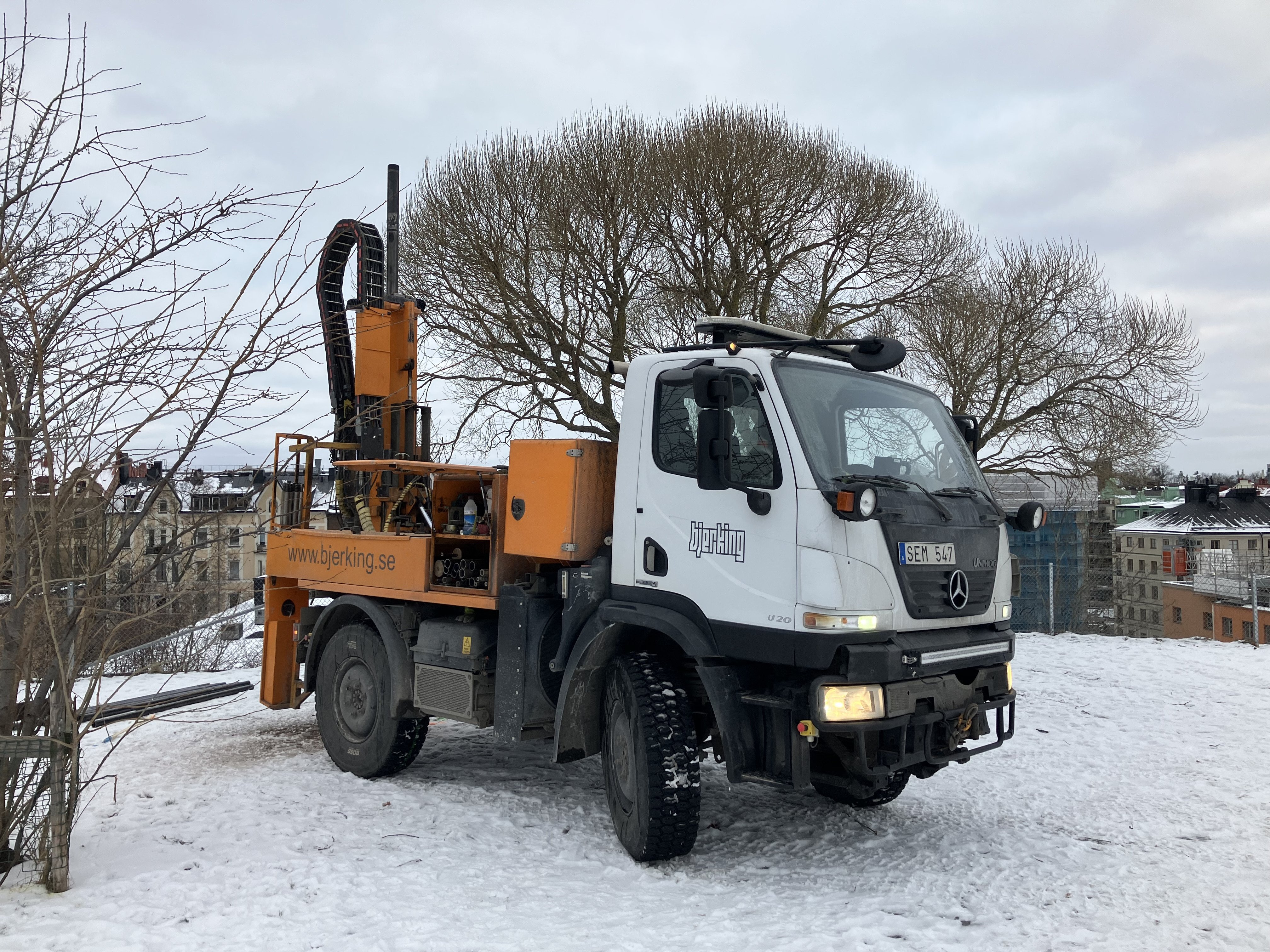 Lastbil ute p&aring; en kulle