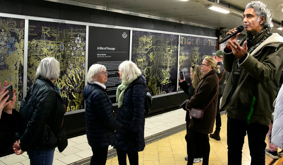 En grupp m&auml;nniskor som st&aring;r i en tunnelbanestation.