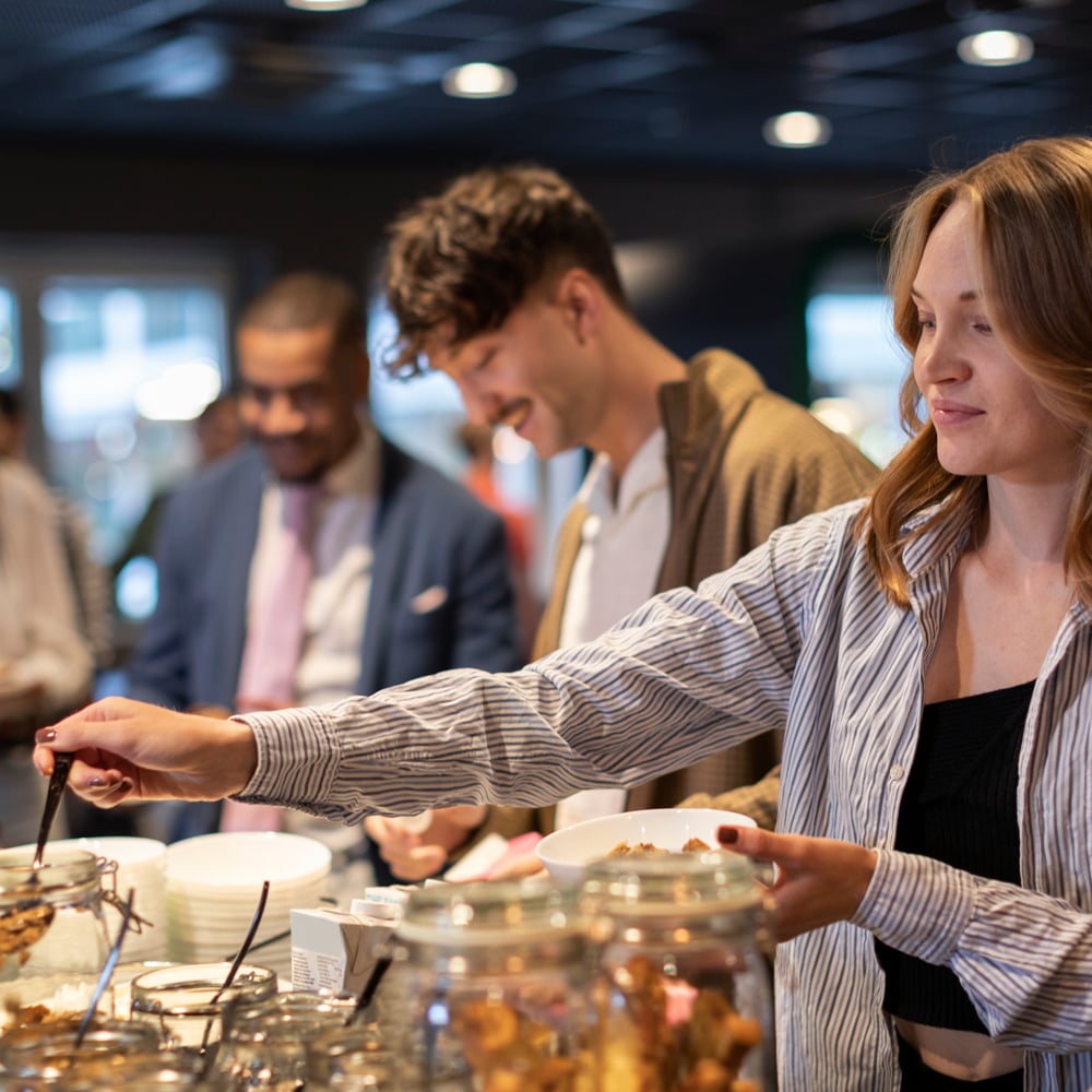 Fyra restaurangg&auml;ster l&auml;gger upp mat p&aring; sina tallrikar fr&aring;n en buff&eacute;.