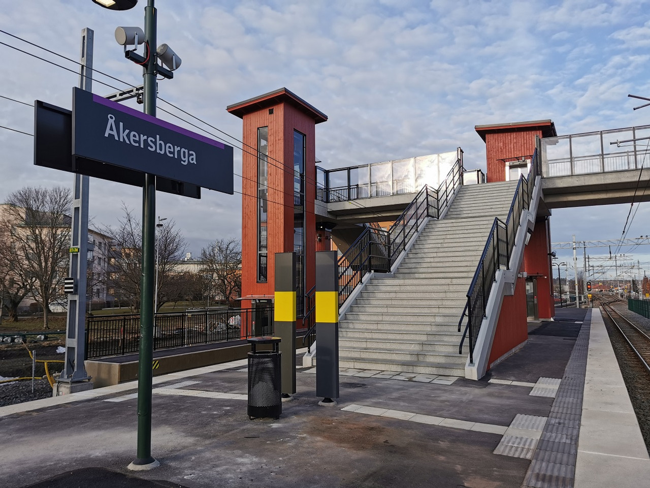 Station med skylt Åkersberga, hiss och trappa