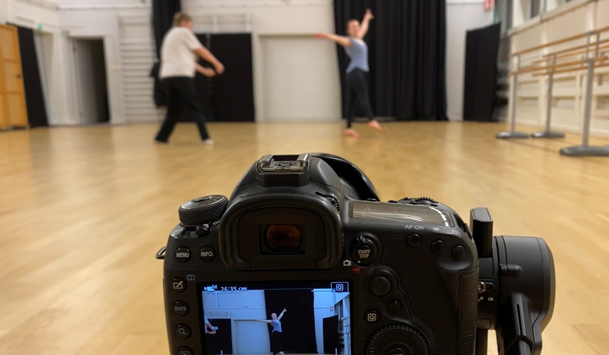 Två personer dansar, i förgrunden kamera som filmar dansarna.