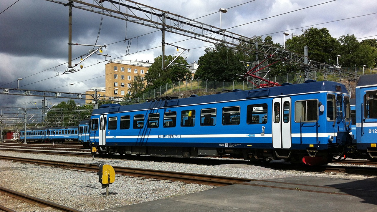 Blå vagnar på Roslgasbanan parkerade på bangården vid Östra station