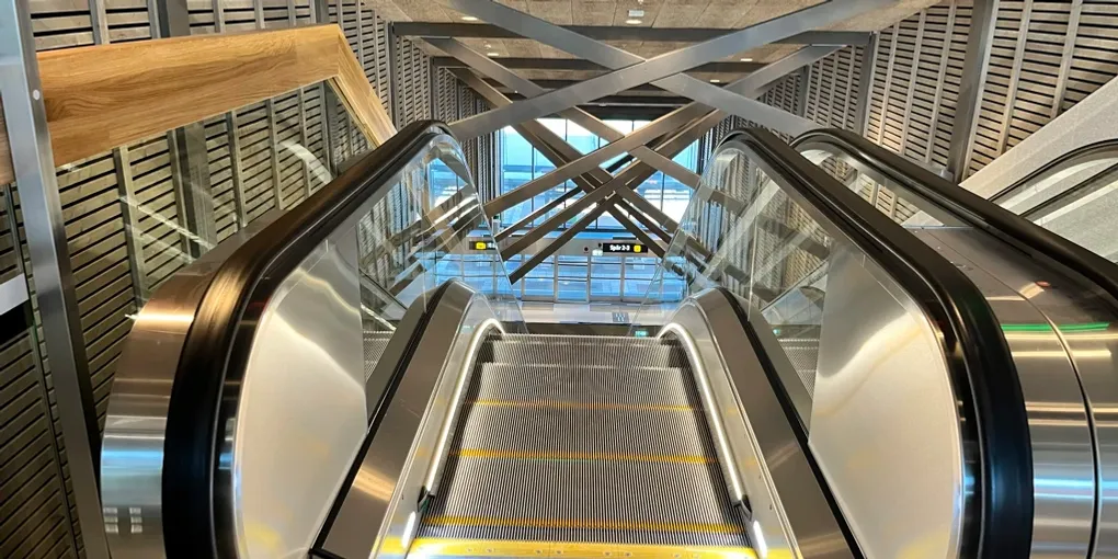 En rulltrappa i en byggnad med metallr&auml;cken.