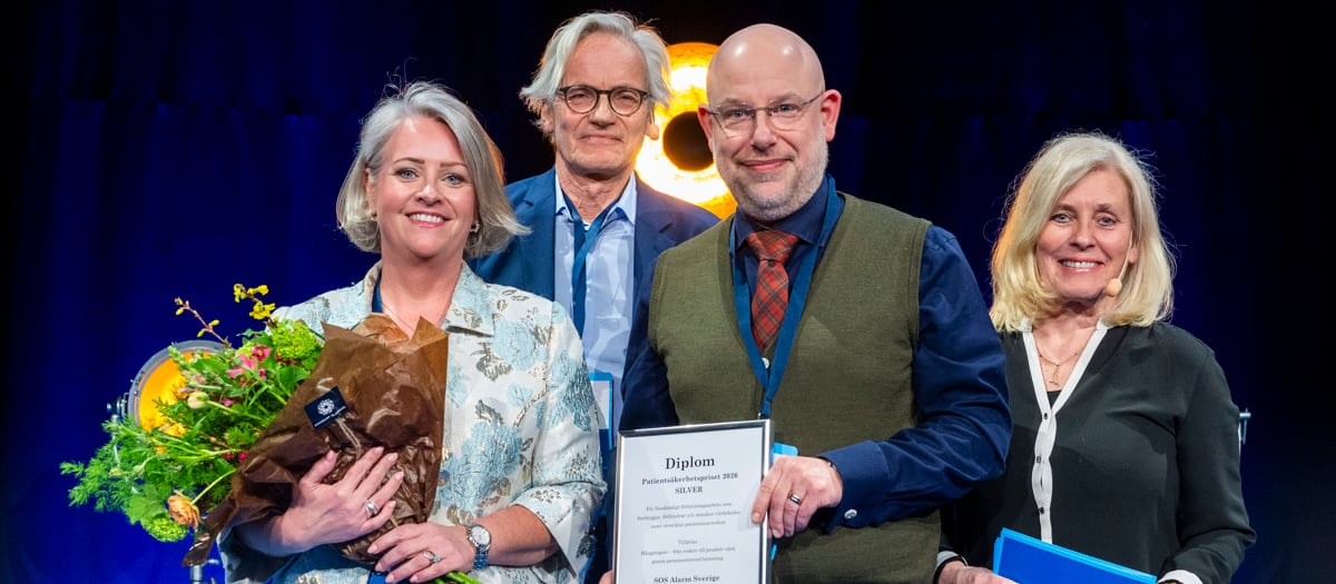 Representanter för SOS Alarm Sverige samt dagens moderatorer Johan Bratt och Angelica Frithiof.