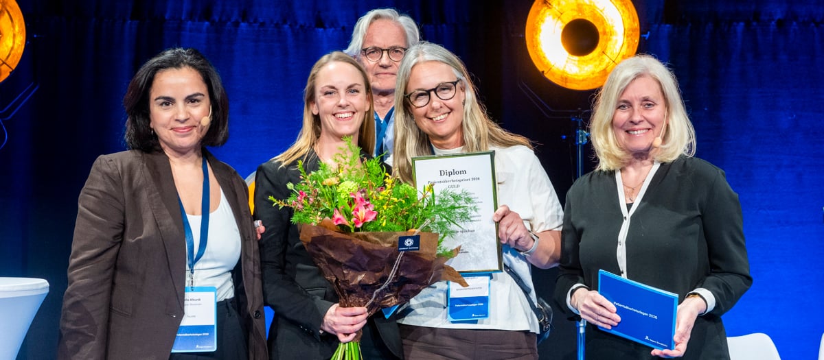 Representanter för Södertälje sjukhus och prisutdelare Talla Alkurdi, ordförande i hälso- och sjukvårdsnämnden, samt dagens moderatorer Johan Bratt och Angelica Frithiof.