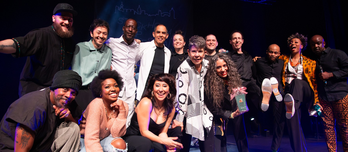 En grupp människor som poserar för en bild på en scen.