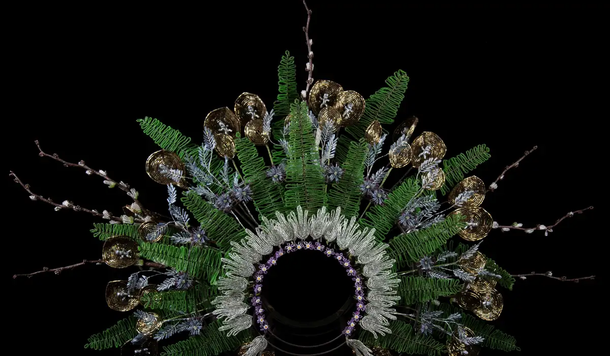 Vinok” (2022). Komposition av Georg Ragnar Levi, inspirerad av ukrainsk blomsterkrona. Mixed media,
med delar av ukrainskt och ryskt pärlhantverk samt antika minnesblommor. Foto: Edvard Koinberg