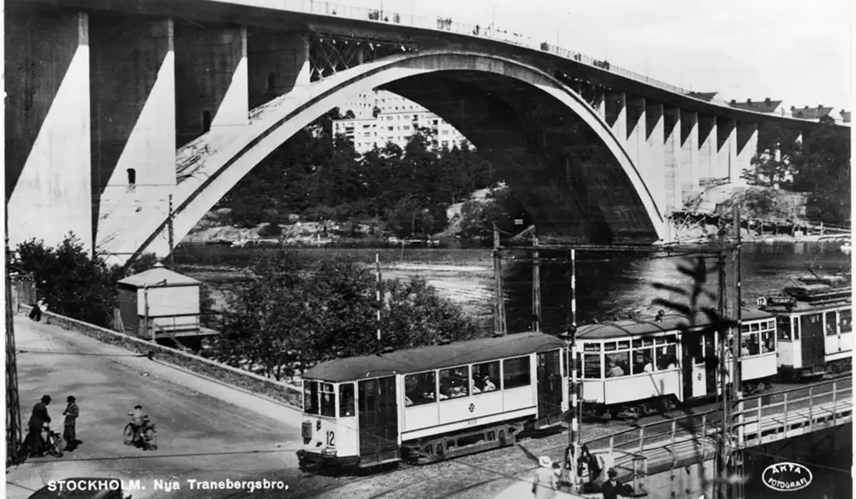 Spårvagn kör på gamla pontonbron vid Traneberg med Tranebergsbron i bakgrunden år 1934.