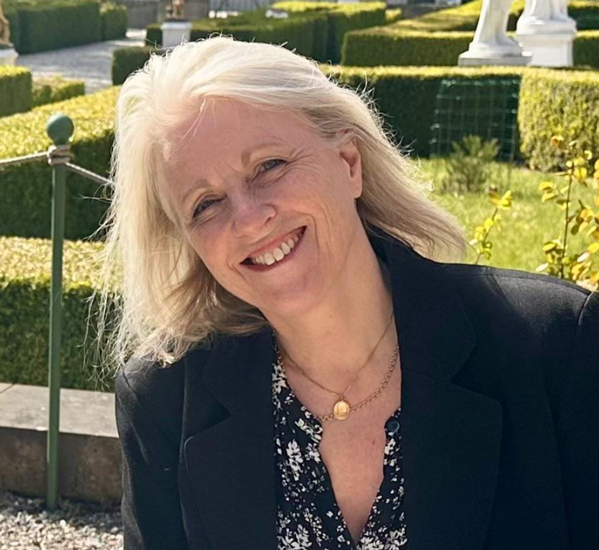 blond kvinna som ler