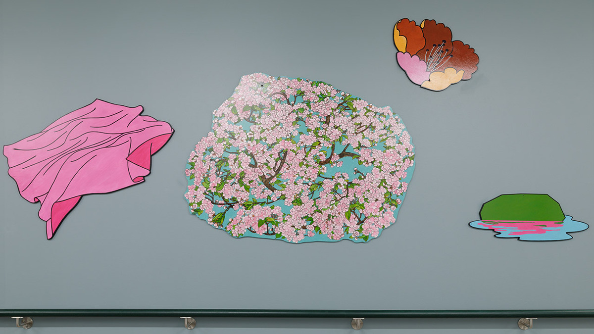 Fyra föremål som illustrationer svävar över en grå vägg. Ett rosa lakan, körsbärsträd, en blomma och en ö i vattendrag.