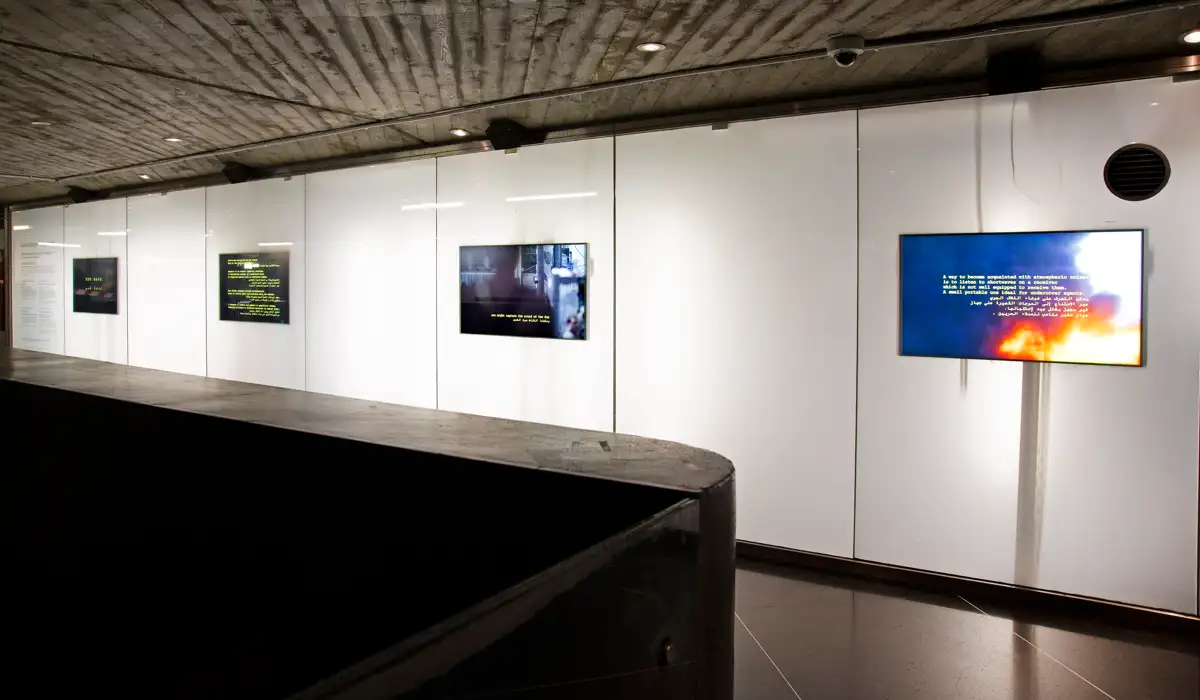 Framför fyra videoskärmar i biljetthallen på Skanstull.
