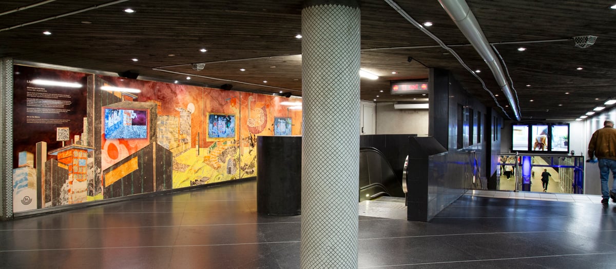 Entréhall på Skanstulls tunnelbanestation med vägg med konst