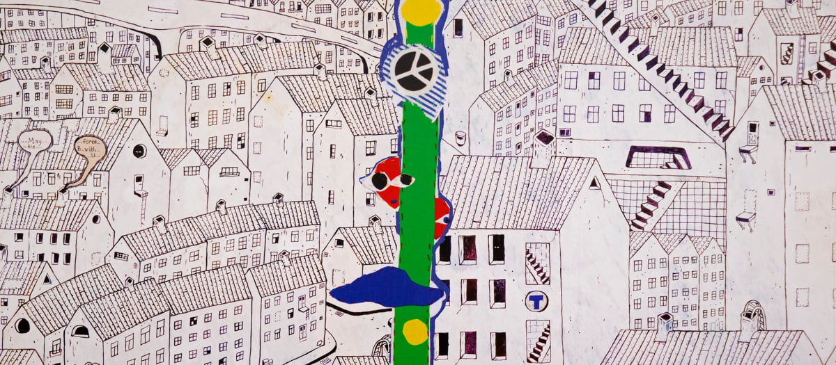 En tecknad stad och i mitten av bilden en grön pelare med små figurer som tittar fram och ett Peace-märke.