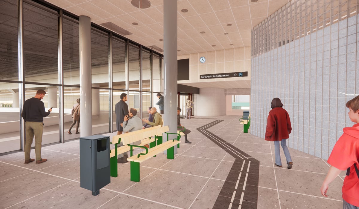 En grupp m&auml;nniskor som st&aring;r framf&ouml;r en byggnad.