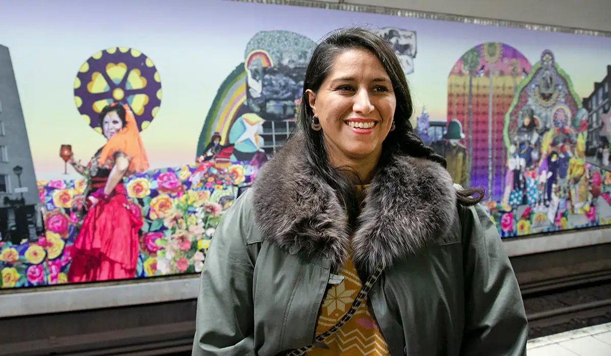 Valeria på Zinkens tunnelbanestation framför en av hennes konsttavlor.