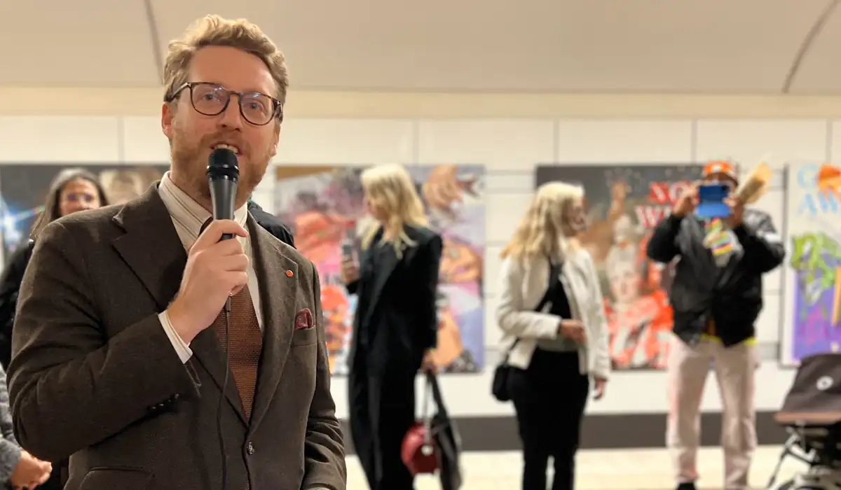 Erik invigningstalar på Gärdets tunnelbanestation.