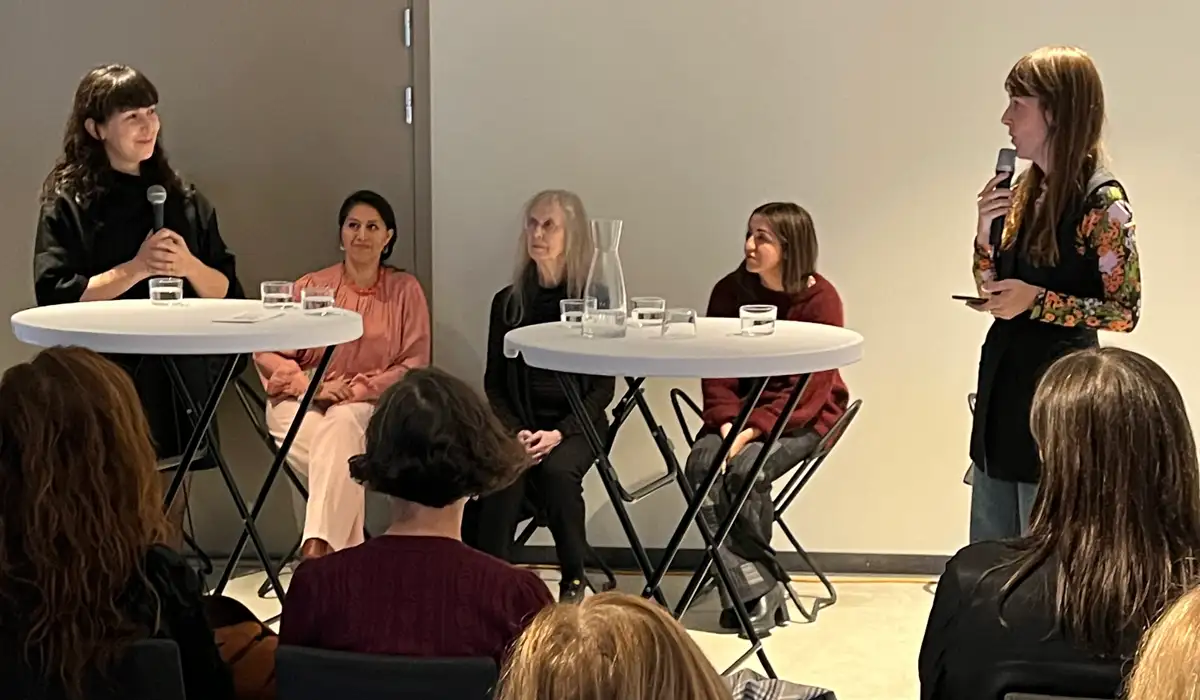 Panelsamtal framför publik.