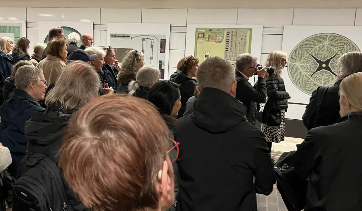 Åhörare trängs på plattformen på Gärdet.