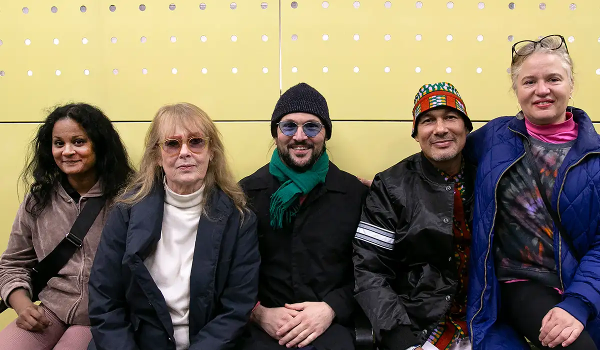 Cia Kanthi, Marie-Louise Ekman, Olofsson, Eric Magassa och Filippa Arrias sitter på rad.