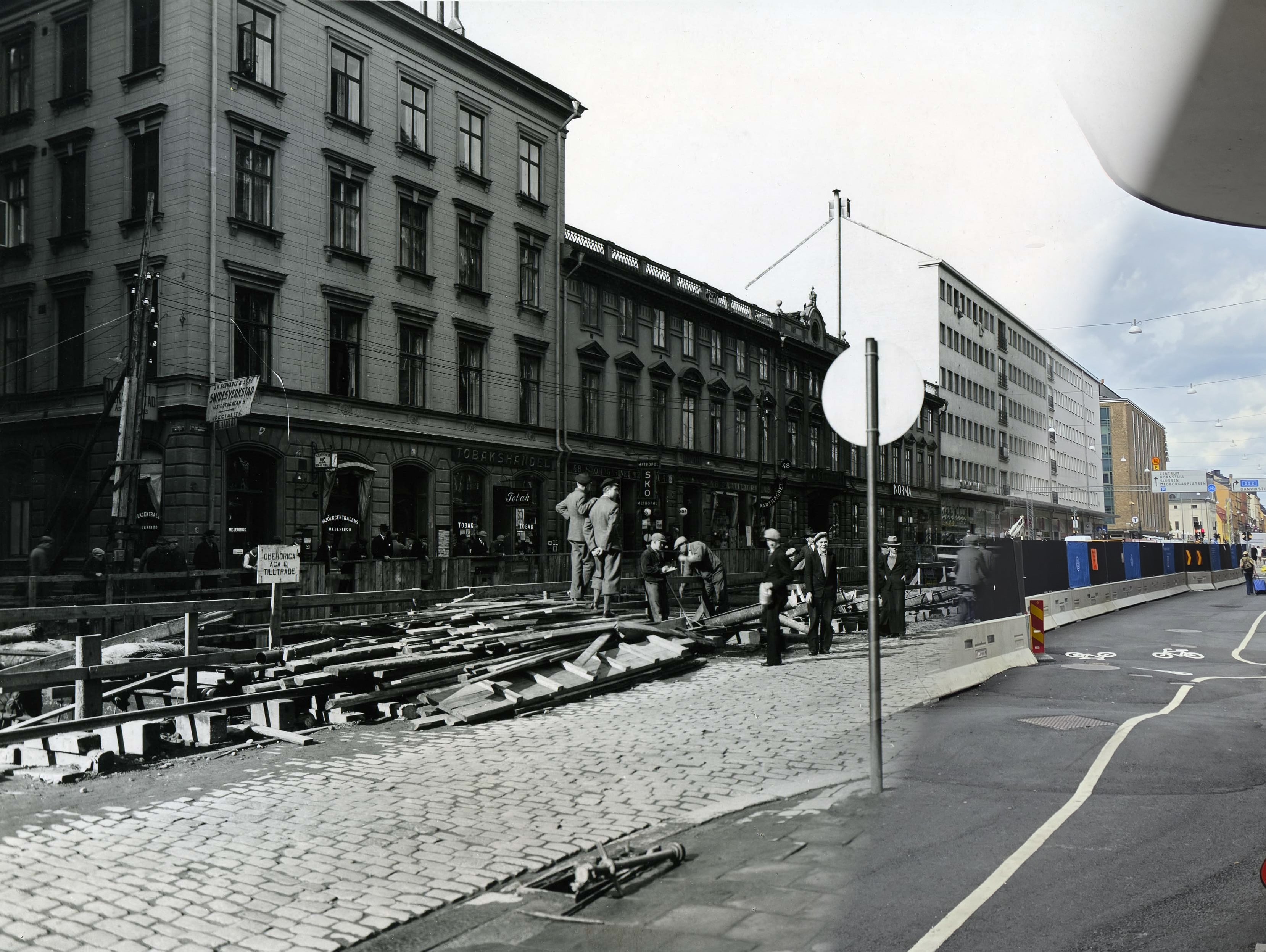 Historisk och modern vy av Götgatan med byggområde i förgrunden och avstängningar längs gatan.