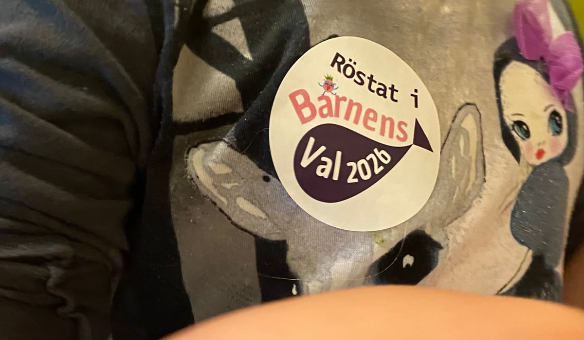 En närbild av ett barn som har en dekal på tröjan med texten Röstat i barnens val 2026.