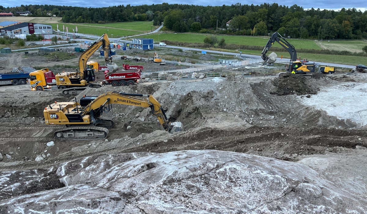 Jordmassor gr&auml;vs upp och forslas bort fr&aring;n bussdep&aring; bygget i Enlunda. Foto: Johan Granqvist, Skanska