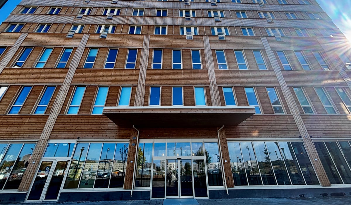 Fasad av hus med fönster och trä