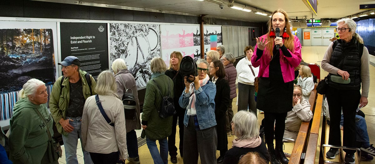 Outi och Marie st&aring;r p&aring; en b&auml;nk p&aring; Slussens tunnelbanestation.