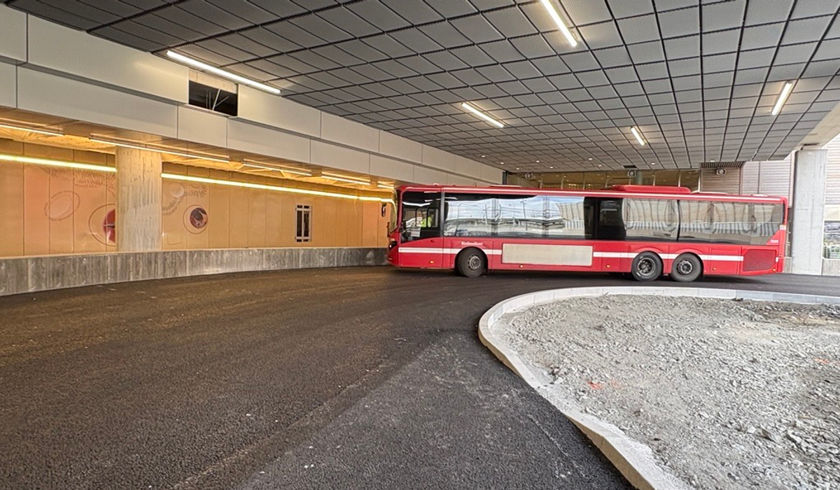 Bussen provk&ouml;r bussterminalen.