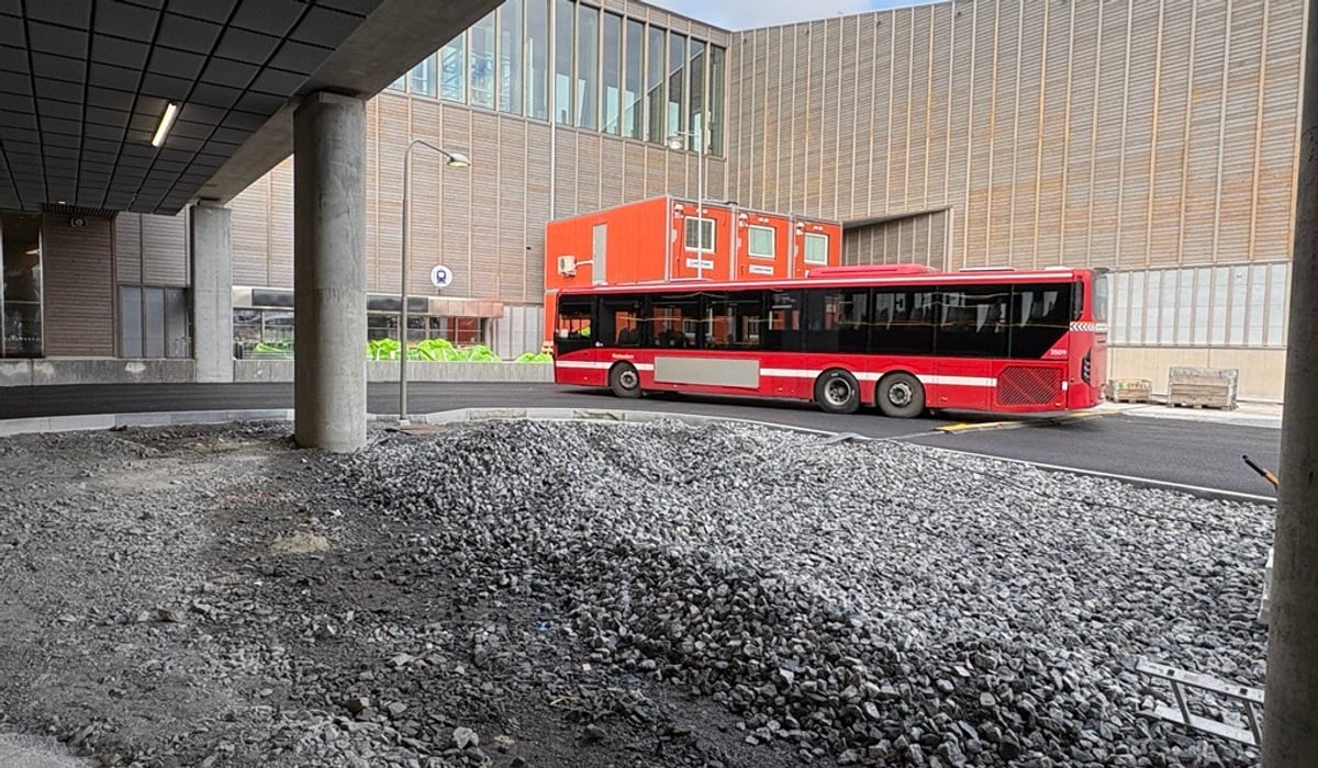 En röd buss som provkör bussterminalen.