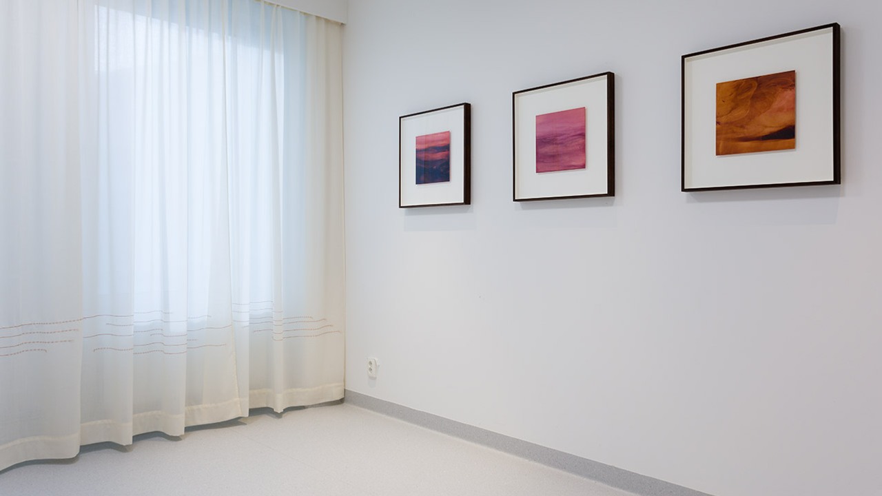 Textil och målningar i rum för avsked på Södertälje sjukhus