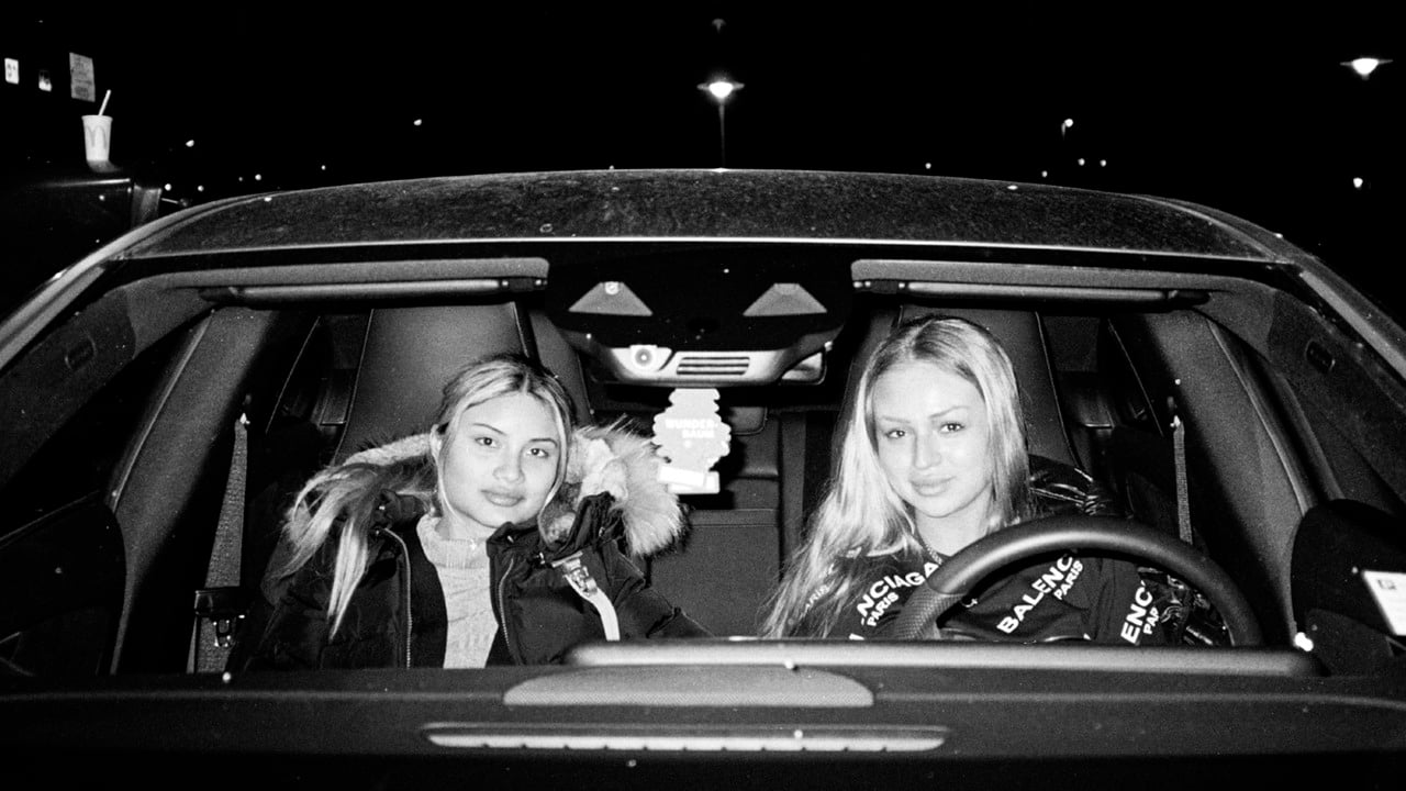 Två unga tjejer i bil