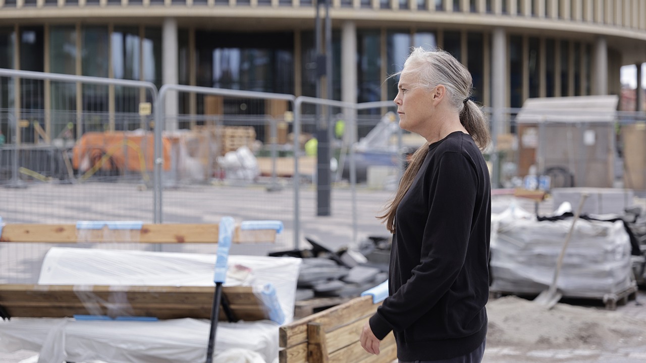 Johanna under installationen på torget.