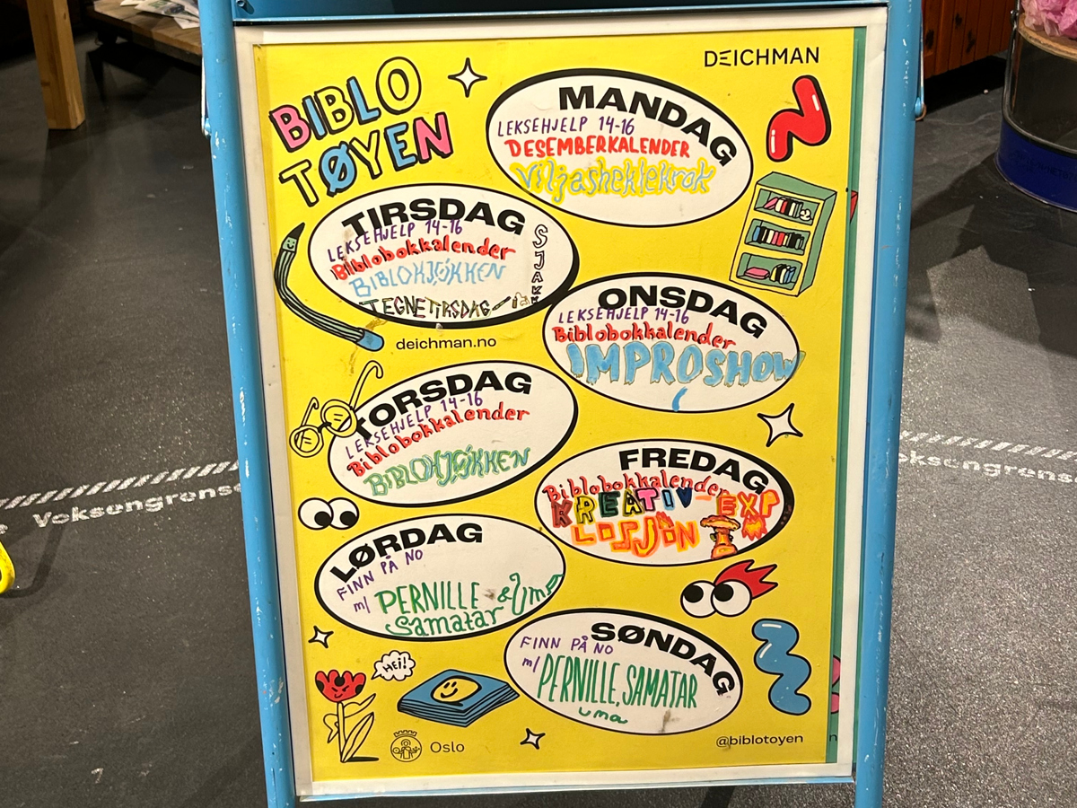 En gul skylt med ett veckoschema målat på ett kreativt sätt i olika färger. Varje dag erbjuder program.