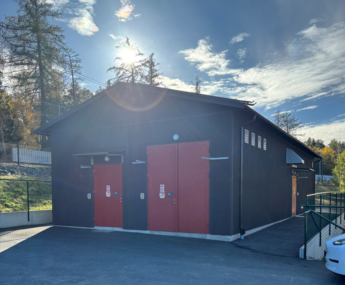 brun byggnad med två röda dörrar