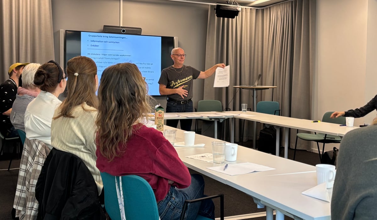 Man f&ouml;rel&auml;ser i ett rum med &aring;h&ouml;rare.