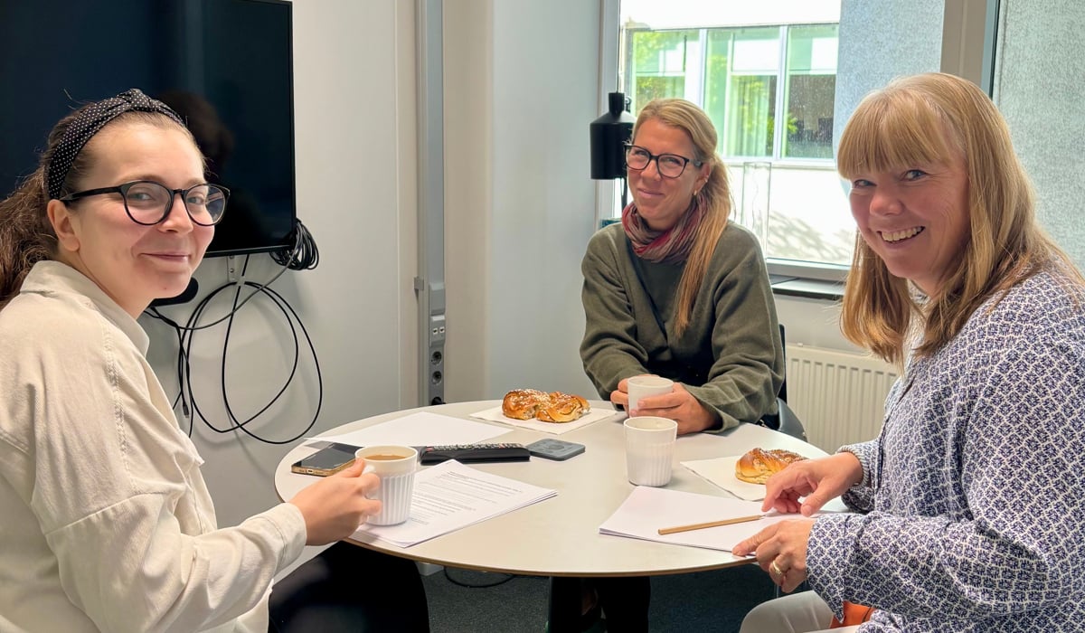 Tre kvinnor vid ett runt bort