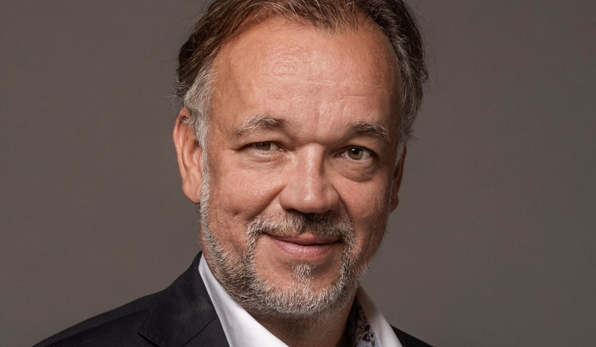 N&auml;rbild p&aring; man i kavaj.