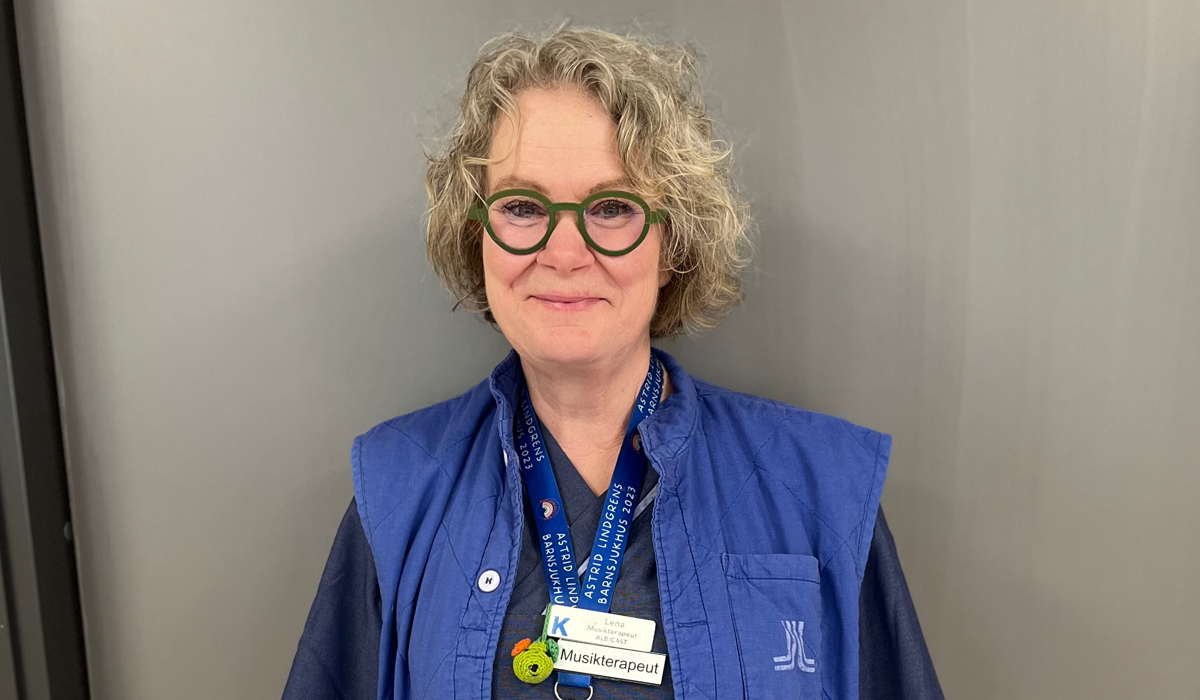 kvinna med glas&ouml;gon