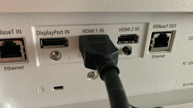 Baksidan av projektorn där HDMI-ingångarna sitter.