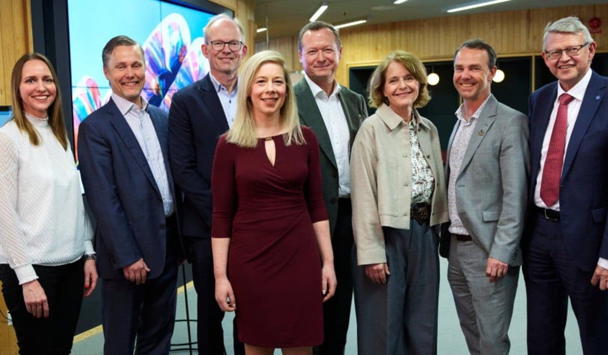 Foto på flera av personerna som deltog på Digital futures. Personerna står uppradade och ler in i kameran. 