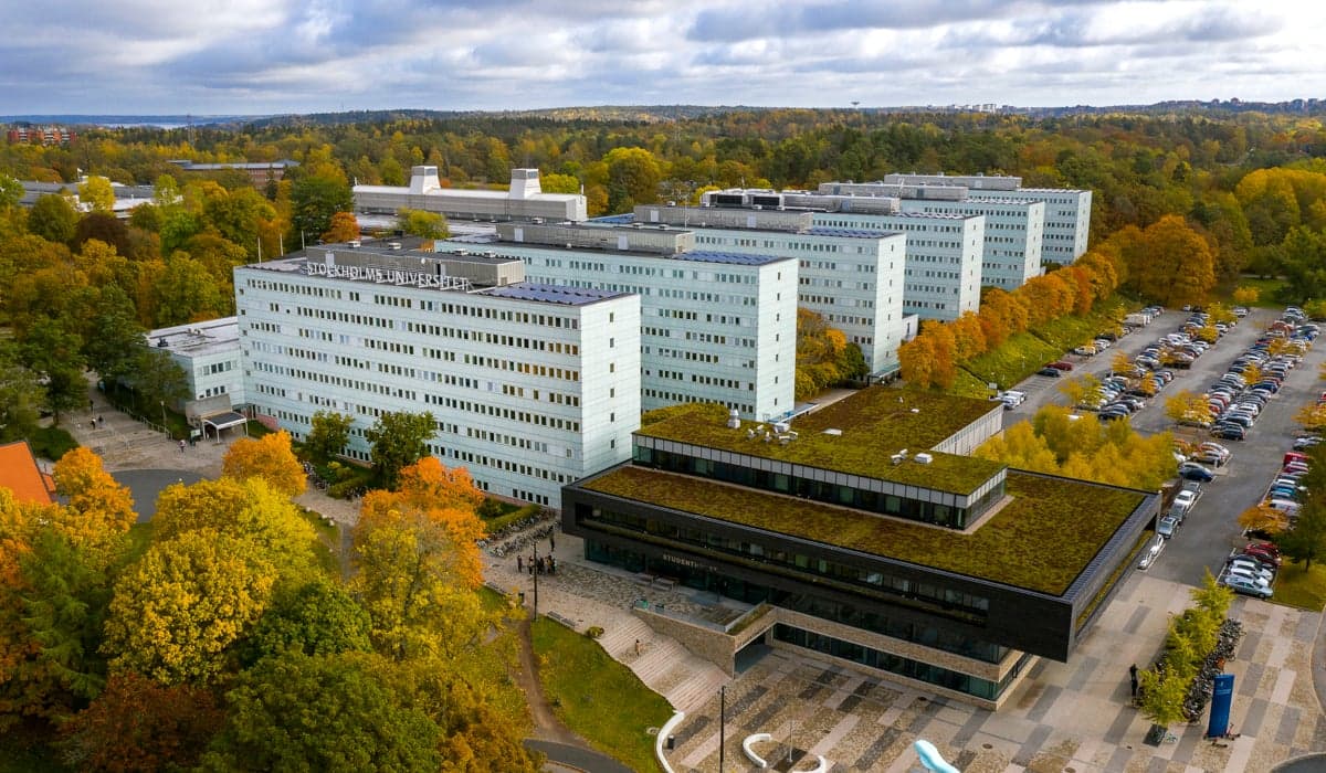 Drönarbild över Stockholms Universitet i höstskrud.