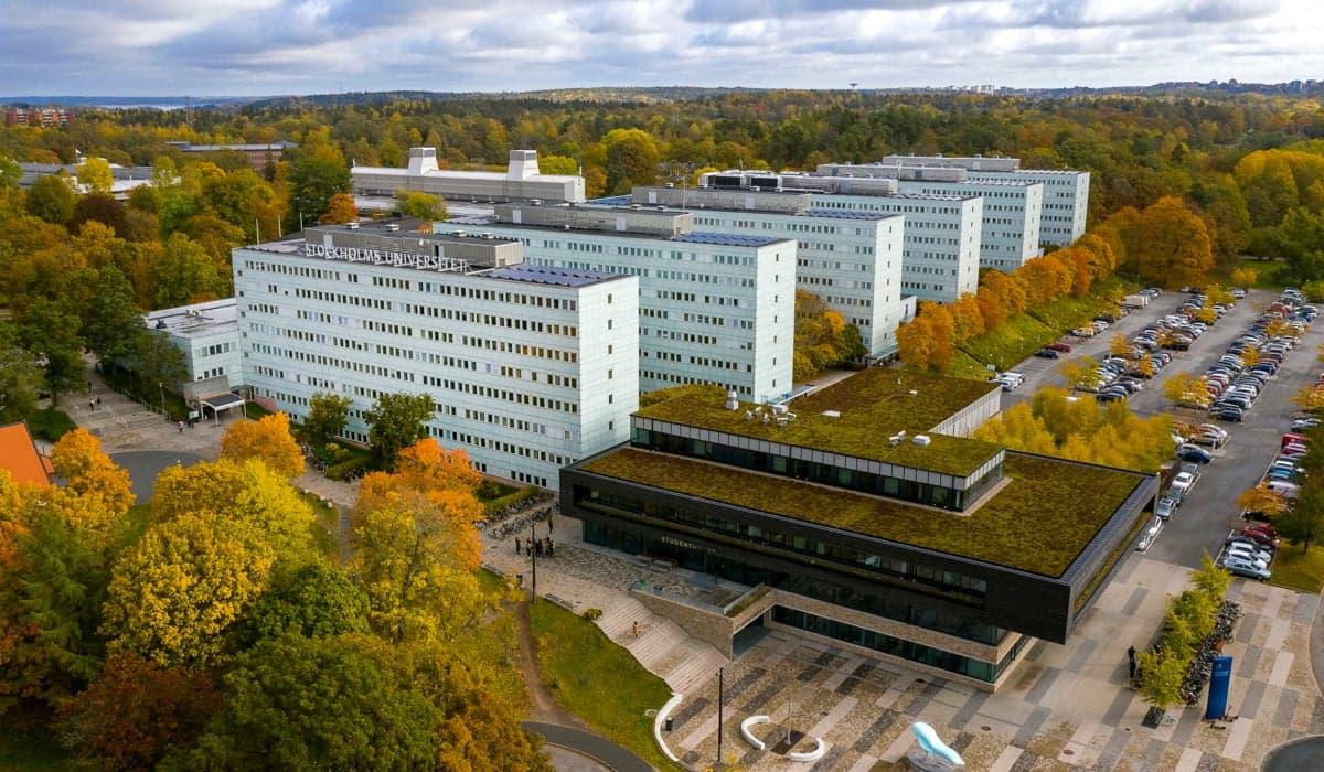 Drönarbild över Stockholms Universitet i höstskrud.