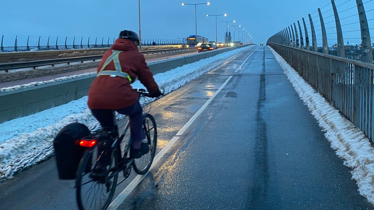 En cyklist kämpar uppför Västerbron i Stockholm