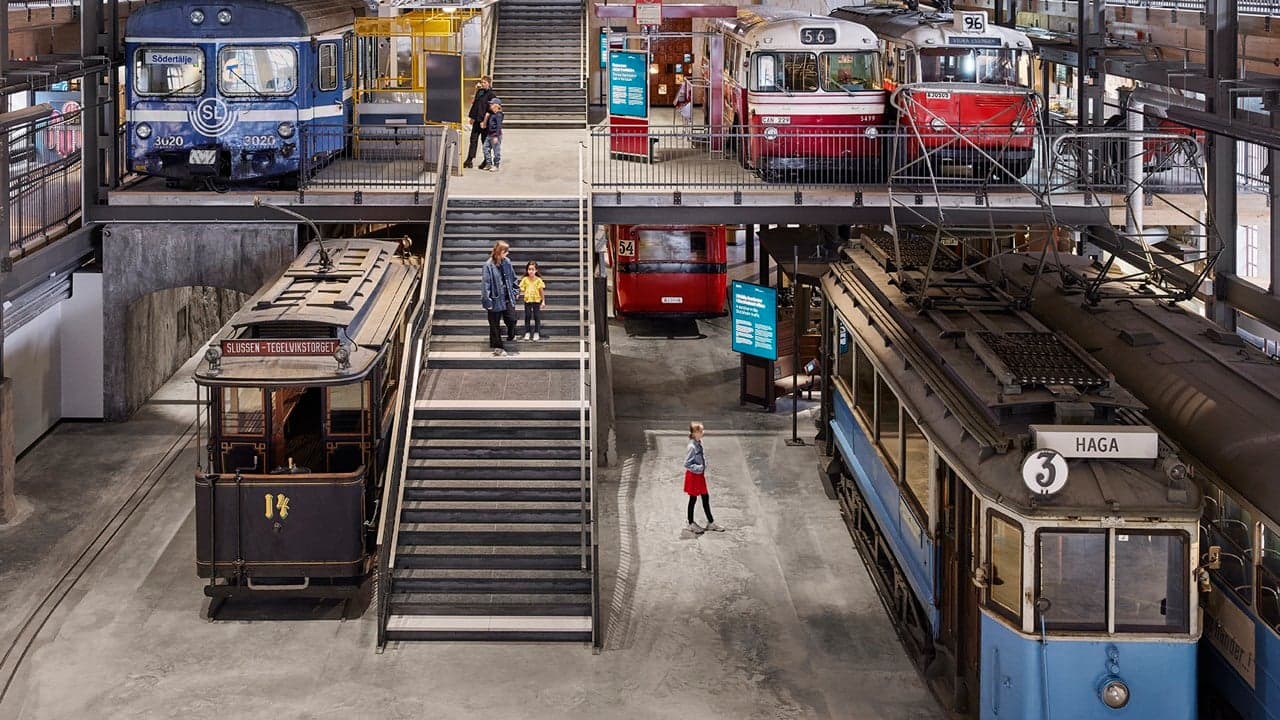 Översiktsbild från Spårvägsmuseet med fordon i olika plan.