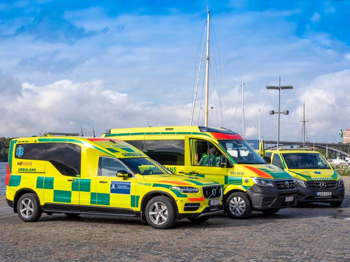 Tre ambulanser står vid strandkant