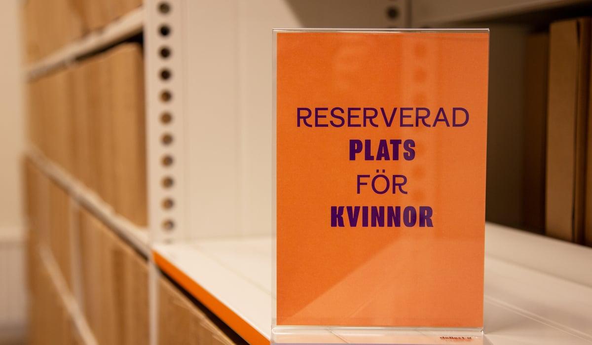 Arkivhylla med skylt "Reserverad plats för kvinnor".