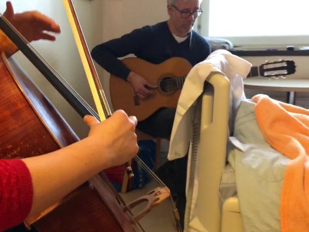 Musiker vid sjukhussäng.
