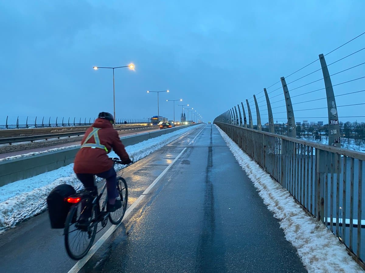 En cyklist kämpar uppför Västerbron i Stockholm