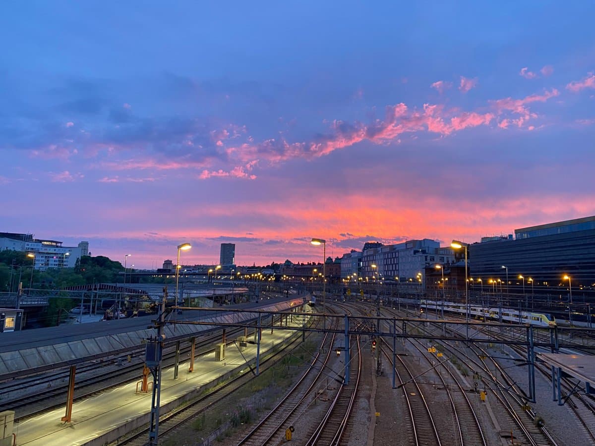 Många järnvägsspår till och från Stockholms central